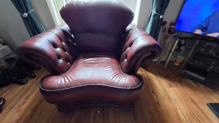 Leather Chesterfield 3 piece suite ( 3-2-1 with sprung pullout bed)