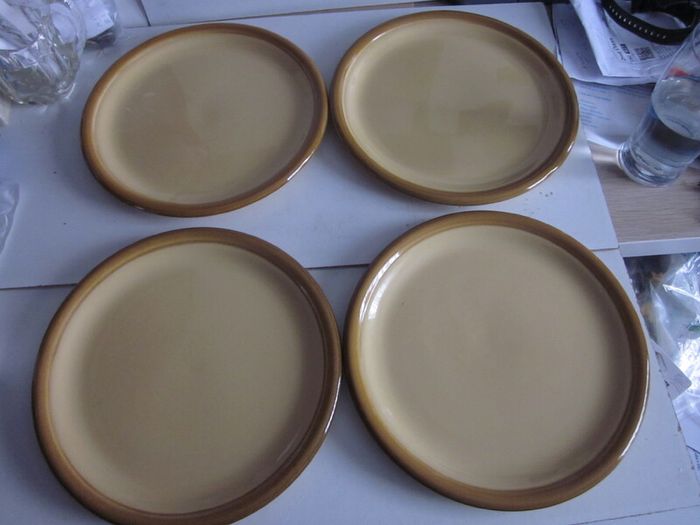 Vintage  1970s Granville design TG Green retro stoneware glazed plates. The plates are as follows- six 10.5" plates (4 in very good condition; 2 have very minor scrapes)--six 9.5" plates ( 3 in very good condition ; 1 chip on base; 2 marks on front and ch