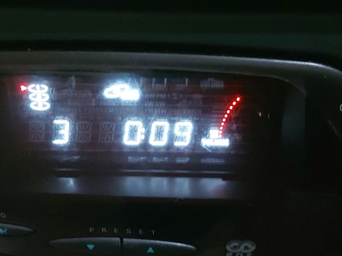 Philips Mini Hi-Fi System, Model FW 355C, 3 CD Changer, Radio and dual Tape Deck and 2 Lovely Philips speakers, in very Good Condition