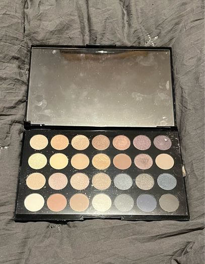 28 shades eye palette with mirror