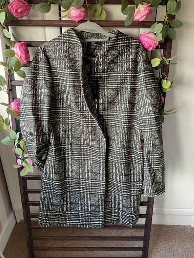coat Bnwt peruzzi coat size 38 herringbone print.   Italian brand choice boutiques