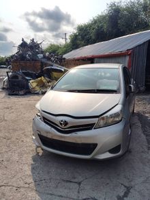 Breaking Toyota Yaris 2013 petrol