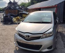 Breaking Toyota Yaris 2013 petrol