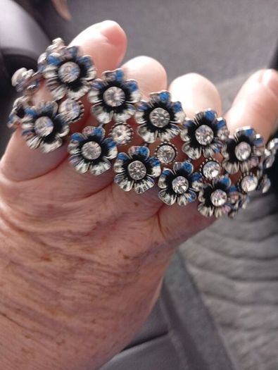 Cute bracelet very dressy