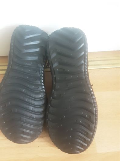 Trainers/Boys Lightweight Trainers  .. Size: 1 UK  ..  33/34 EU .. REDUCED PRICE