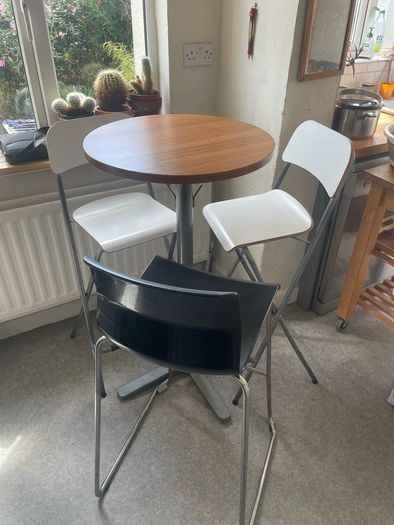 Bar table & 3 Stools