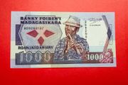 Madagascar  1000  FRANCS   1983  . Pick 68a  ( Uncirculated )