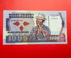 Madagascar  1000  FRANCS   1983  . Pick 68a  ( Uncirculated )