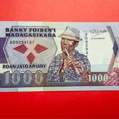 Madagascar  1000  FRANCS   1983  . Pick 68a  ( Uncirculated )