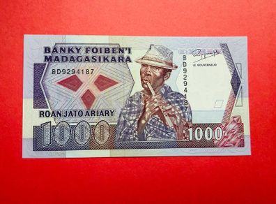 Madagascar  1000  FRANCS   1983  . Pick 68a  ( Uncirculated )