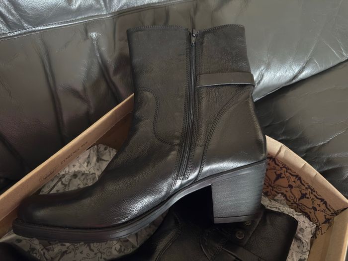 Clarks Women's Maymie Skye Strap Zip Ankle Boot in black leather. UK 8