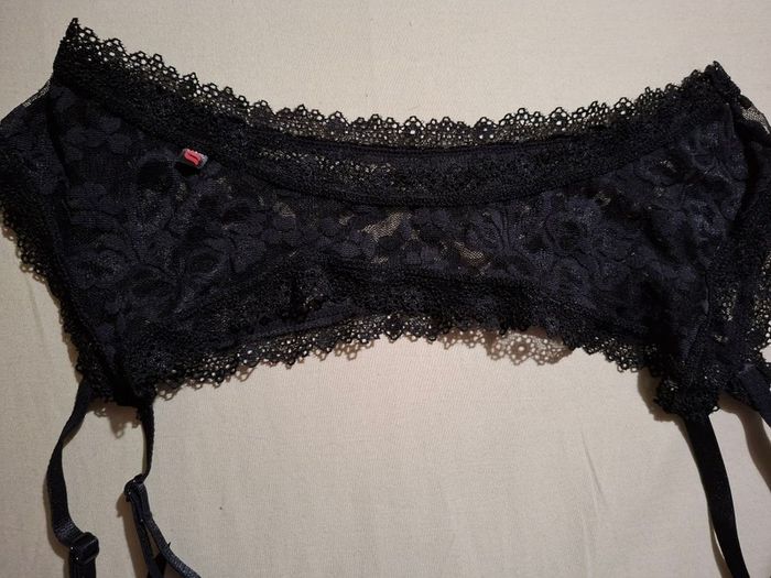Obsessive suspender belt