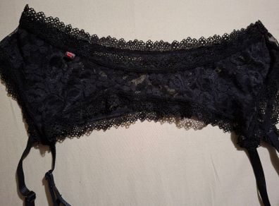 Obsessive suspender belt