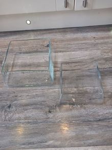 2 glass dishes