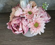 Artificial flower arrangement/pot