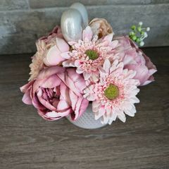 Artificial flower arrangement/pot