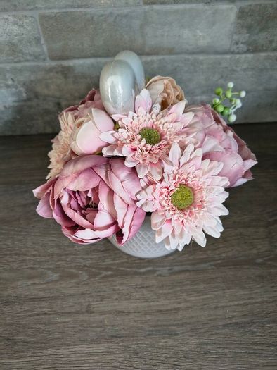 Artificial flower arrangement/pot