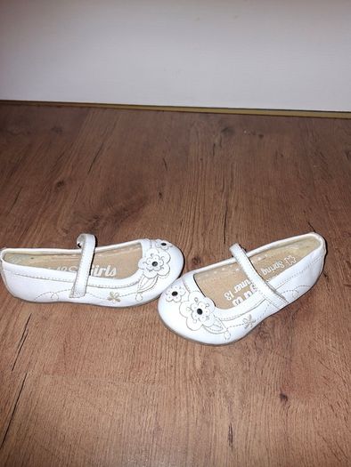 Gorgeous white leather shoes from M&S, size 10, pristine condition