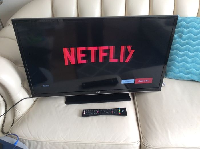 JVC 32 inch LED SMART Television with USB, 2 HDMI, Scart, WIFI connectivity in Perfect Condition