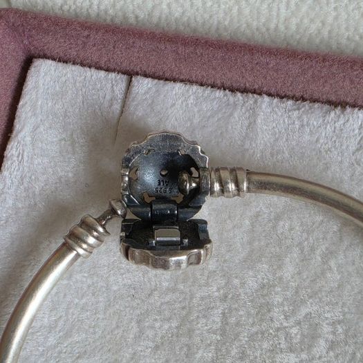 Pandora moments bangle sparkly snowflake claps in good condition small size