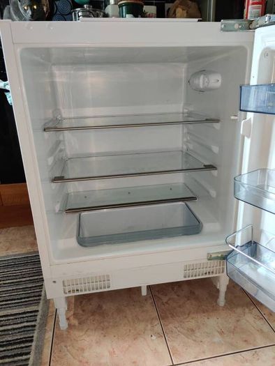 Kenwood Integrated Under Counter Large Fridge  131L  Fully Working