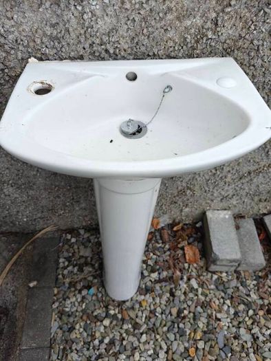 Small sink and pedestal