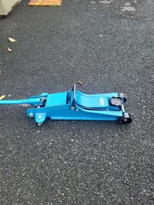 Car jack pneumatic lightly used
