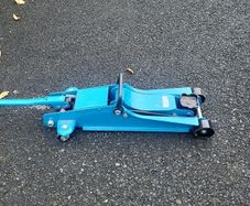 Car jack pneumatic lightly used