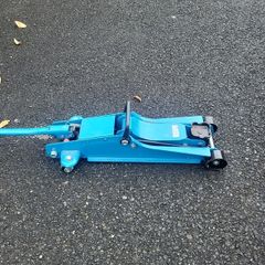 Car jack pneumatic lightly used