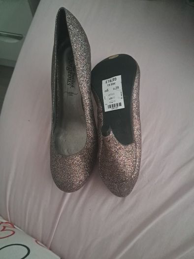 Mid heel shoe