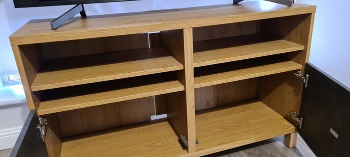 Tv Table like new, perfect condition very fancy!!!