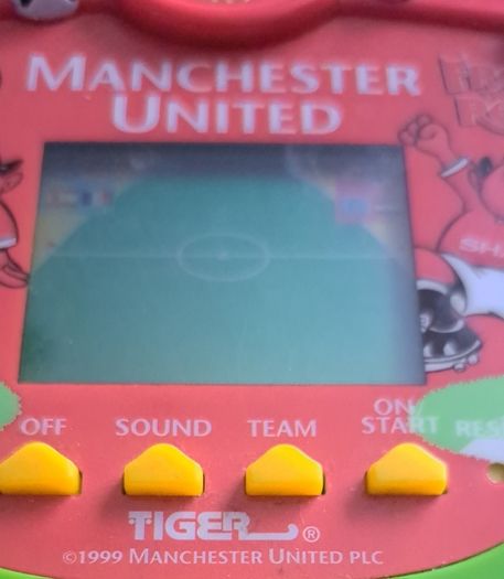 Vintage 1999 tiger electronics Manchester United handheld game
