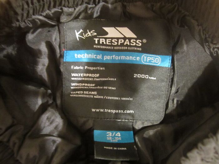 TRESPASS    waterproof, windproof    black 3-4