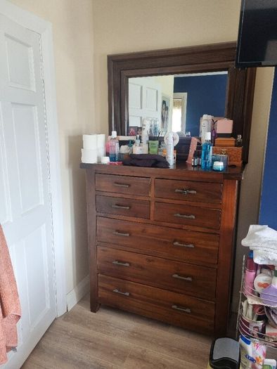 8 Drawer Dresser & Mirror. Solid Mahogany. Very heavy