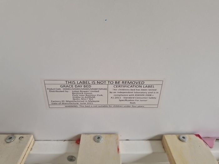 Day bed single white priced to sell