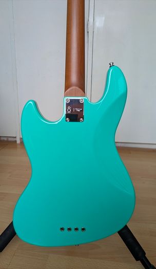Sire Jazz Bass + Accessories