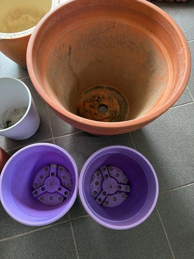 6 plant pots 3 ceramic and 3 plastic