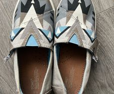 Toms boys shoes size 10uk