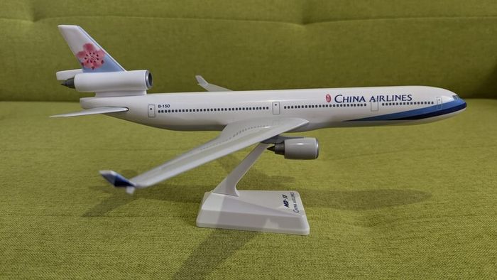 China Airlines 1:200 scale model airplane, MD-11 aircraft
