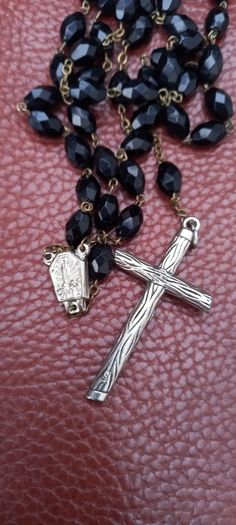 Vintage jewelry is sold individually for 5 to 10 euros
