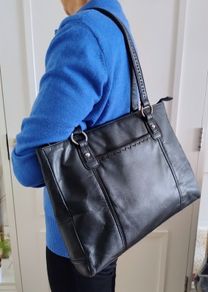 Debenhams genuine black leather handbag in very good condition see last three photos for exact measurements and condition etc FREE TRACKED POSTAGE INCLUDED