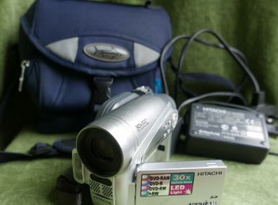 Hitachi Multi Format+ DVD SD card Cam Digital Zoom