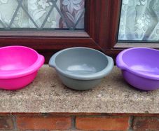4 Small Coloured Bowls & 3 Colanders.