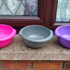 4 Small Coloured Bowls & 3 Colanders.
