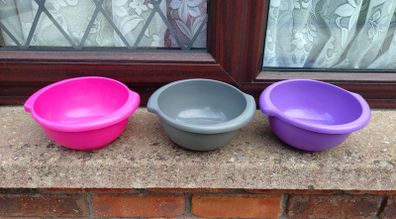 4 Small Coloured Bowls & 3 Colanders.