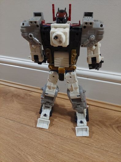 Transformer Metroplex cybertron