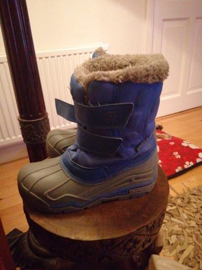 snowboots size 2