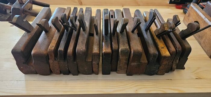 Mathieson plough plane and 17 moulding planes