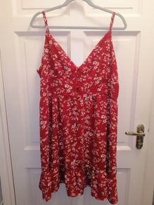 Red and white floral dress size 18 to 20