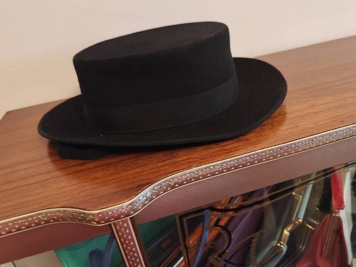 Vintage Black Hat Portuguese